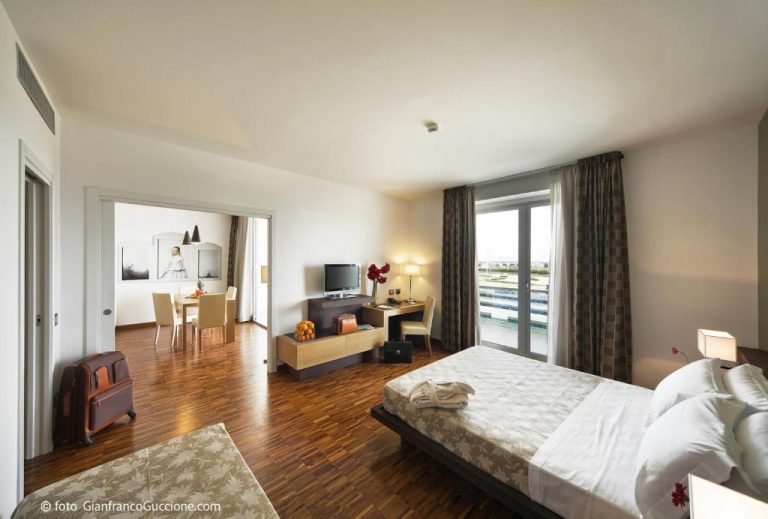 Suite junior con salón, cama doble y terraza con vistas en Eureka Palace Hotel Spa Resort