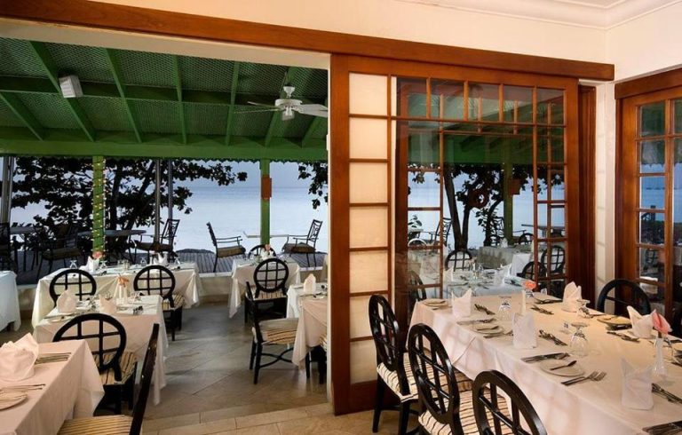 Restaurante interior y terraza con vistas al mar del hotel Mango Bay All Inclusive en Barbados