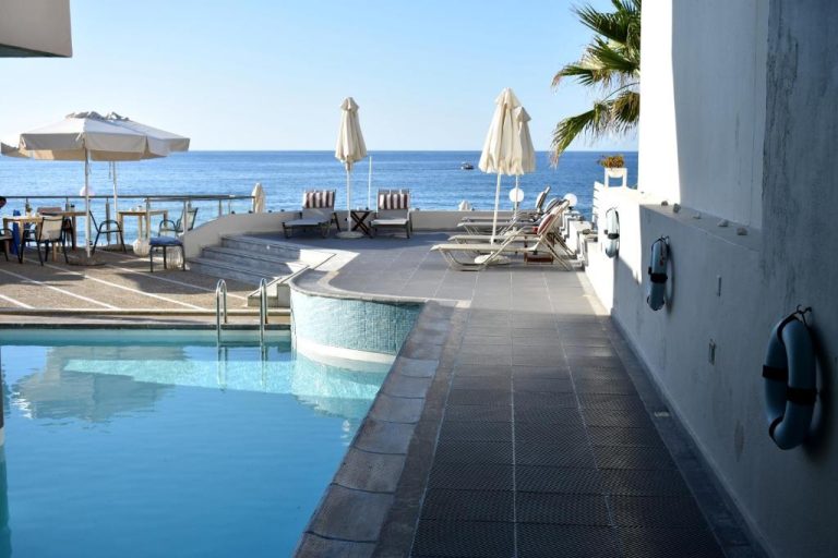 Piscina exterior con tumbonas y sombrillas del Filoxenia Beach Hotel frente al mar Mediterráneo