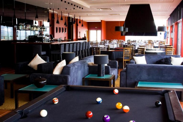 Salón con mesa de billar, sofás y bar en el Hotel Da Montanha, ideal para el ocio
