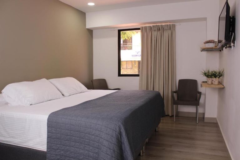 Habitación doble con cama matrimonial y TV en Hotel Boutique Plaza, decoración moderna y acogedora