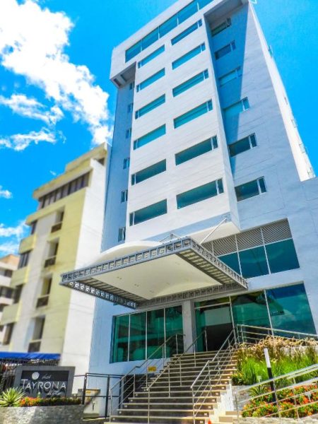 Fachada exterior del Hotel Tayrona del Mar, edificio moderno de varios pisos con entrada principal