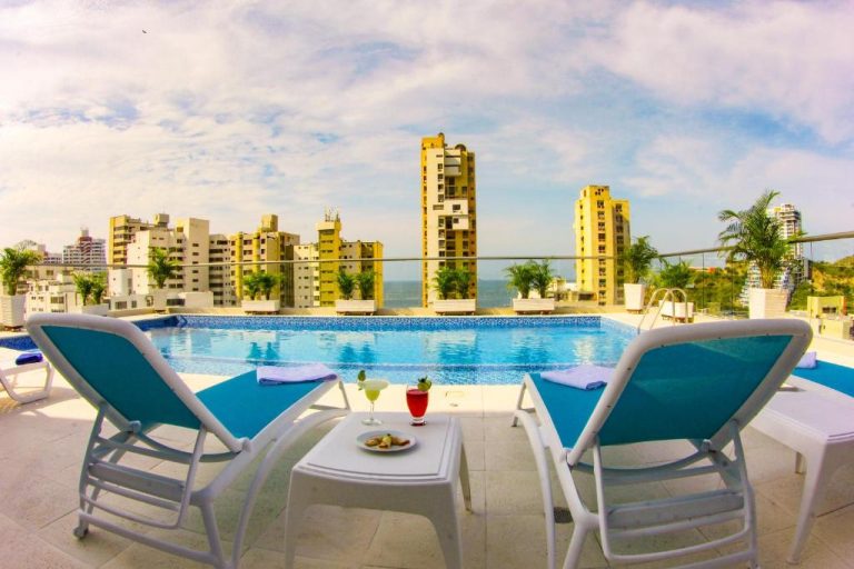 Piscina rooftop con tumbonas y cócteles del Hotel Tayrona del Mar con vista al mar y ciudad