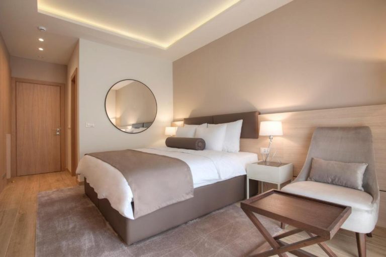 Habitación doble superior con cama king size y decoración elegante en Hotel Villa Gracia