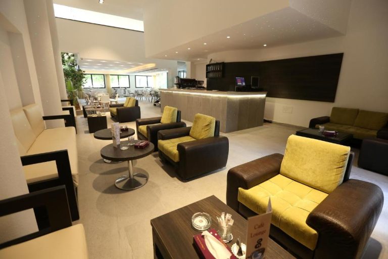 Café Lounge con sofás modernos en marrón y amarillo del Hotel Ksar Dhiafa by Plaza Hotels