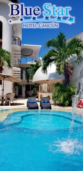 Piscina exterior con fuente y tumbonas del Hotel Blue Star Cancún rodeada de palmeras