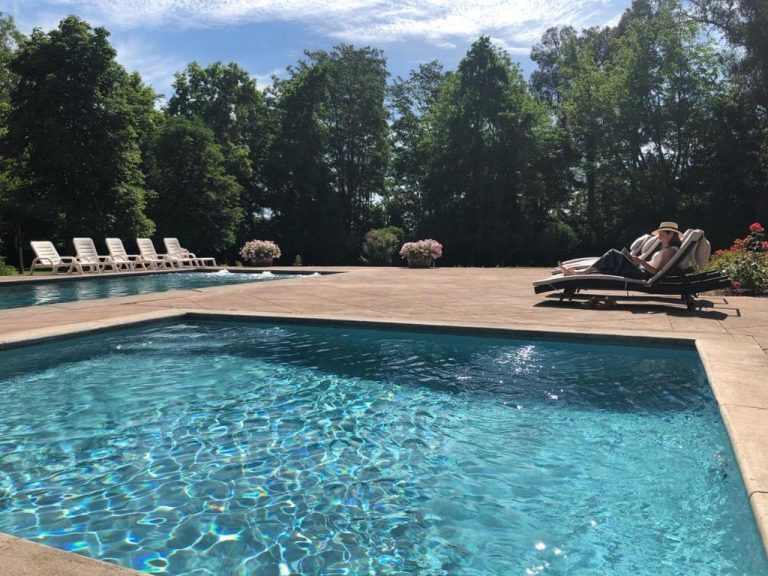 Piscina exterior con tumbonas y jardín del Hotel Casa Real Viña Santa Rita en un día soleado