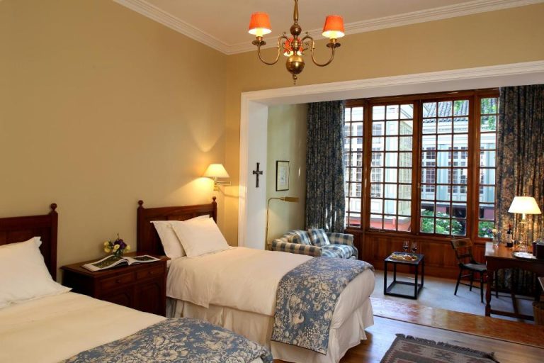 Habitación twin clásica con camas individuales y decoración colonial en Hotel Casa Real Viña Santa Rita