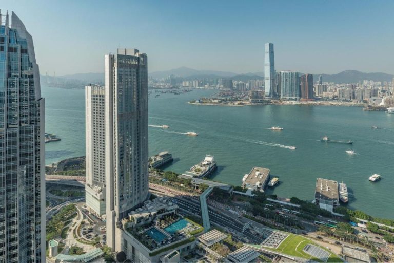 Vista panorámica del puerto Victoria Harbour desde el Four Seasons Hotel Hong Kong con skyline de Kowloon