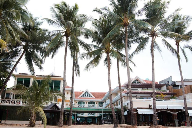 Fachada del Boracay Mandarin Island Hotel rodeada de palmeras tropicales frente a la playa de Boracay