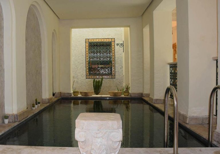 Piscina interior con decoración árabe y mosaicos del Riad Dar Alouini en Marrakech