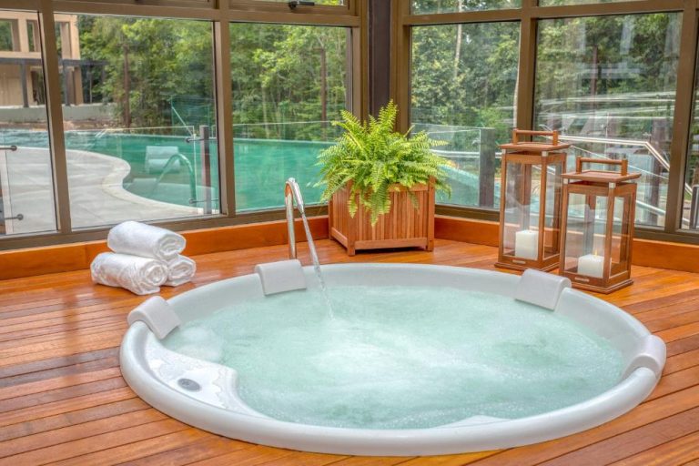 Jacuzzi circular con agua termal en el spa interior del Wyndham Gramado Termas Resort & Spa