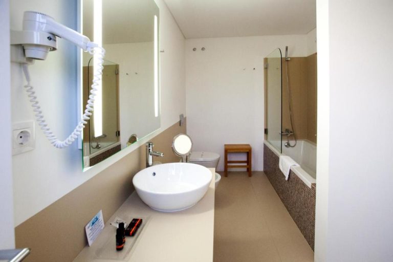 Cuarto de baño completo con bañera, ducha y lavabo moderno en Convento Da Serta Hotel