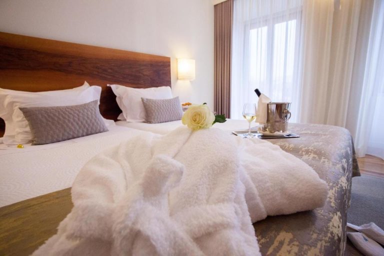Habitación doble de lujo con albornoz y champán en el Convento Da Serta Hotel