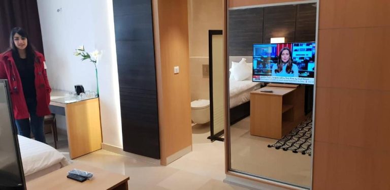 Habitación moderna con televisión y espejo del Hotel Ksar Dhiafa by Plaza Hotels & Resorts