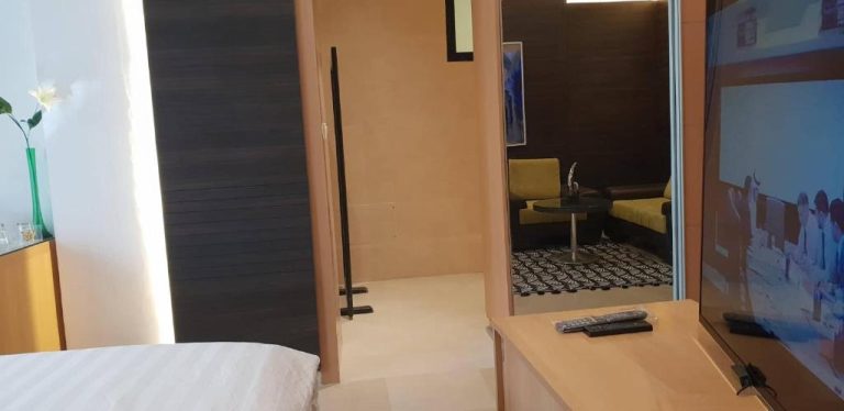 Habitación suite con salón privado y televisor en Hotel Ksar Dhiafa by Plaza Hotels & Resorts