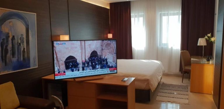 Habitación doble con televisión y cama matrimonial en Hotel Ksar Dhiafa by Plaza Hotels & Resorts