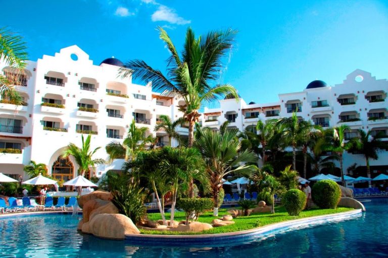 Piscina exterior con isla tropical y palmeras del Pueblo Bonito Los Cabos Blanco Beach Resort All Inclusive