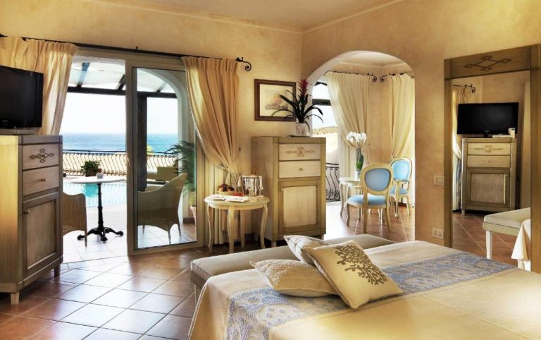 Habitación de lujo con terraza y vistas al mar en Colonna Resort Porto Cervo, Cerdeña