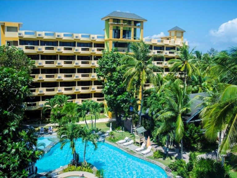 Piscina exterior rodeada de palmeras tropicales del Paradise Garden Hotel and Convention Center Boracay