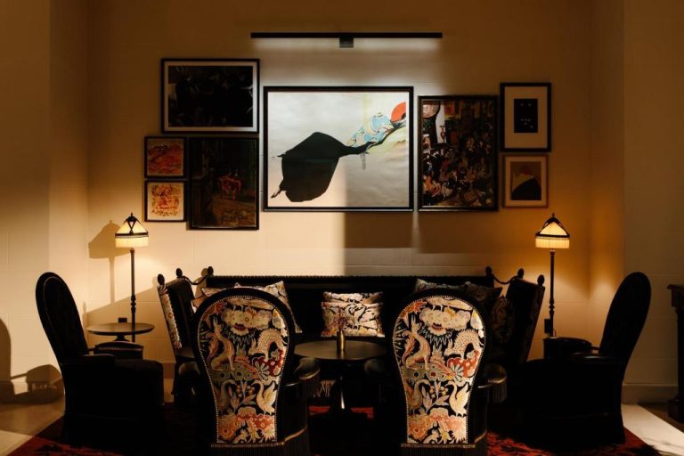 Elegante salón lounge con sillones tapizados y galería de arte en The Reserve at Park MGM