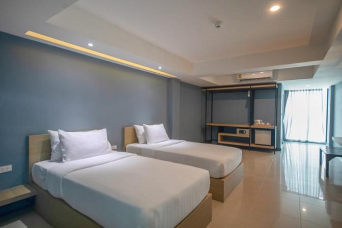 Habitación doble con dos camas individuales y decoración moderna en el Hotel Nora LakeView