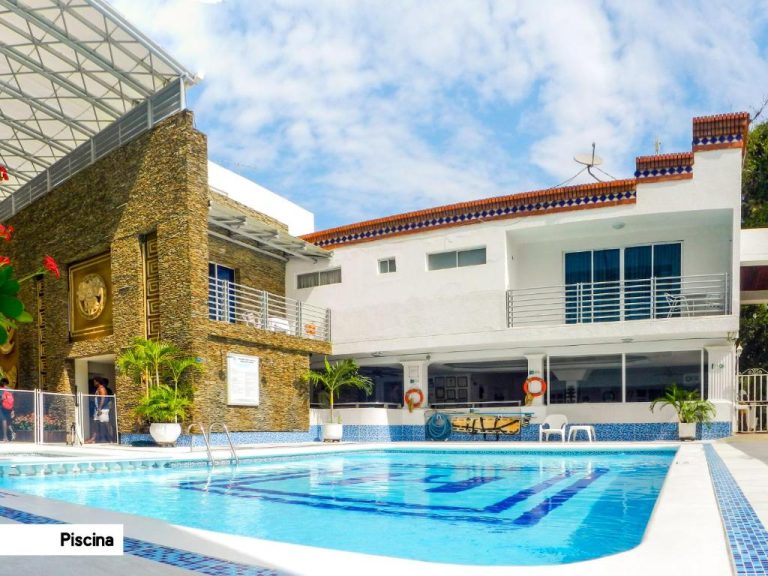 Piscina exterior con aguas cristalinas del Hotel Tayrona Rodadero rodeada de modernas instalaciones