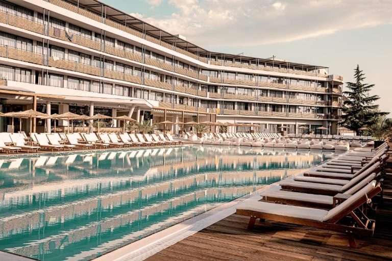 Amplia piscina exterior con tumbonas y sombrillas del Sunny Beach Club Adults Only