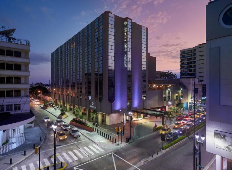 Fachada exterior nocturna del Hotel Oro Verde Guayaquil con iluminación urbana y tráfico