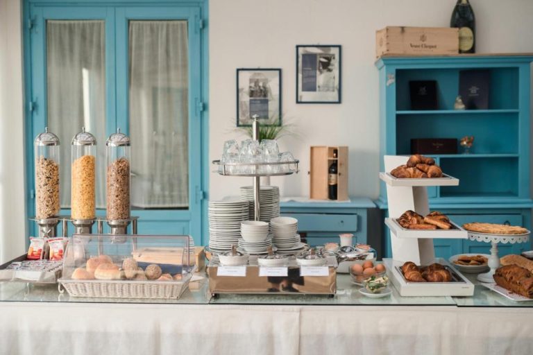 Buffet de desayuno con bollería, cereales y vajilla del Relais Antiche Saline en Italia