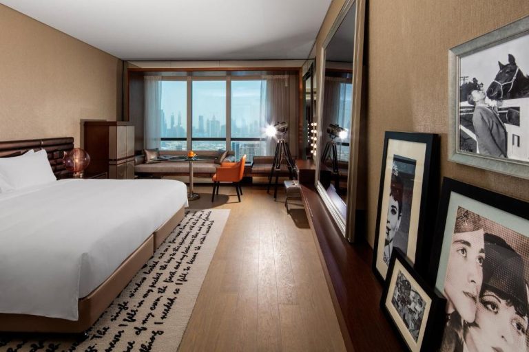 Habitación deluxe con cama king y vistas panorámicas a Dubai en el Paramount Hotel Dubai