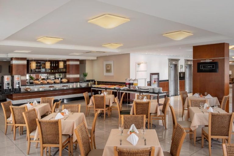 Restaurante I Café con buffet y mesas elegantes del Hotel Intercity Florianópolis