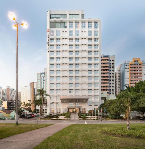 Fachada exterior del Hotel Intercity Florianópolis, edificio moderno de gran altura en el centro de la ciudad
