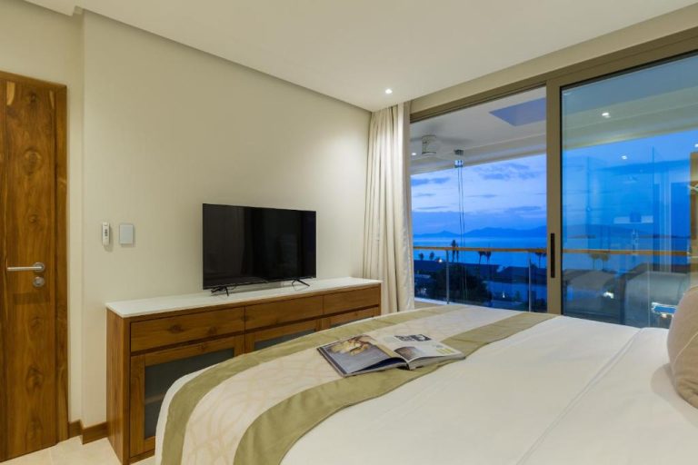 Habitación de lujo con cama doble, televisión y vista panorámica al mar en Chi The Residence