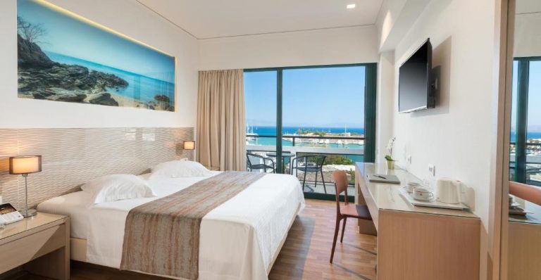 Habitación doble con vistas al mar y balcón en Alexandra Hotel & Apartments