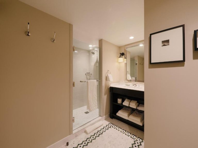 Baño de lujo con ducha de cristal y vanity en The Reserve at Park MGM Las Vegas