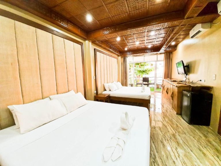 Habitación doble deluxe con dos camas y balcón exterior en Kaiyana Boracay Beach Resort