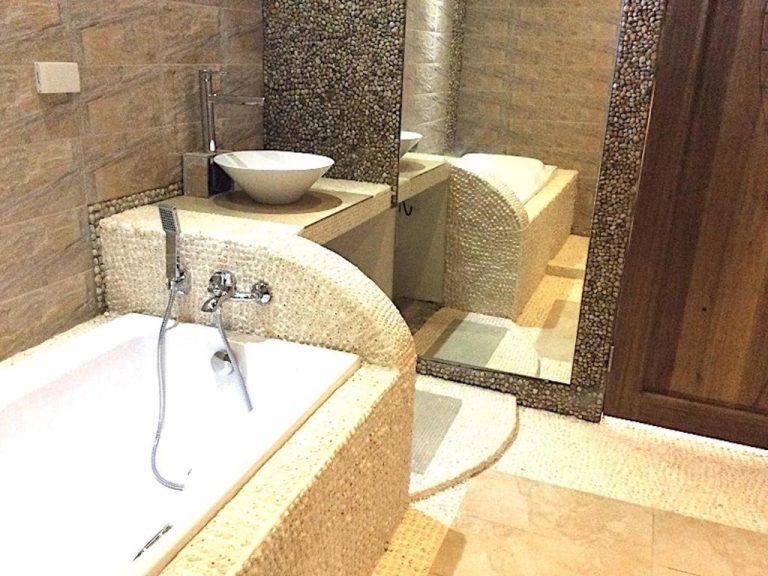 Baño de lujo con bañera empotrada y mosaico de piedra natural en Kaiyana Boracay Beach Resort