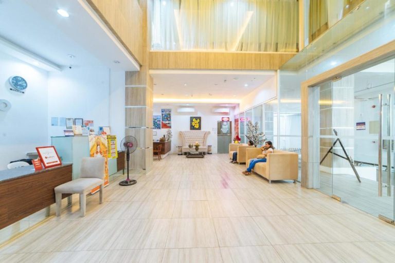 Recepción y lobby moderno del RedDoorz Plus Hotel Metro Kalibo con zona de espera y sofás