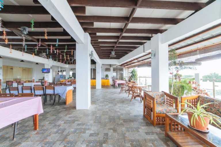 Amplio restaurante con mesas y terraza exterior en RedDoorz Plus Hotel Metro Kalibo, Filipinas