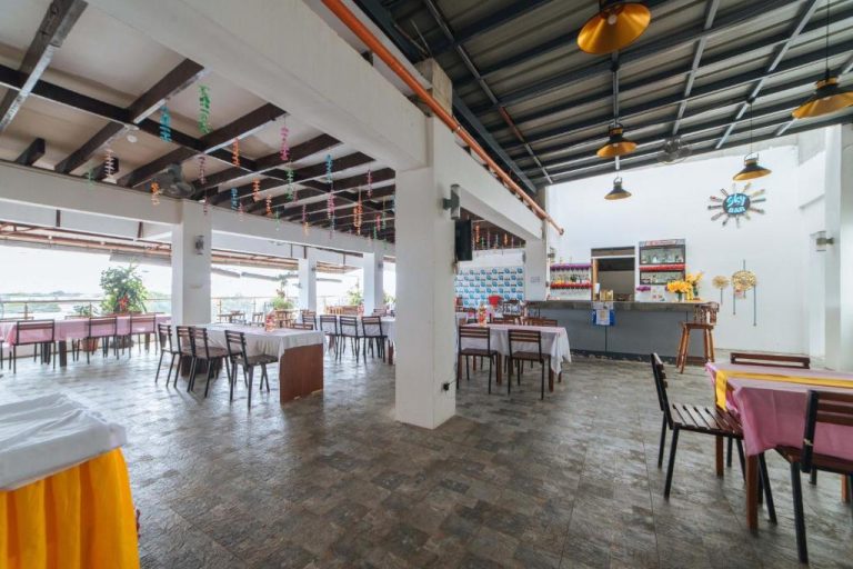 Restaurante Sky Bar con mesas y sillas del RedDoorz Plus Hotel Metro Kalibo en Filipinas