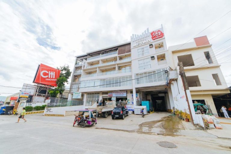 Fachada exterior del RedDoorz Plus Hotel Metro Kalibo con restaurante Sky en lo alto del edificio