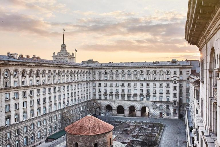 Vista aérea del patio interior y fachada neoclásica del Sofia Balkan Palace en Bulgaria