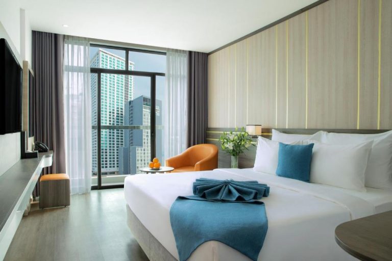 Habitación doble de lujo con cama king y vistas al skyline de la ciudad en Seana Hotel