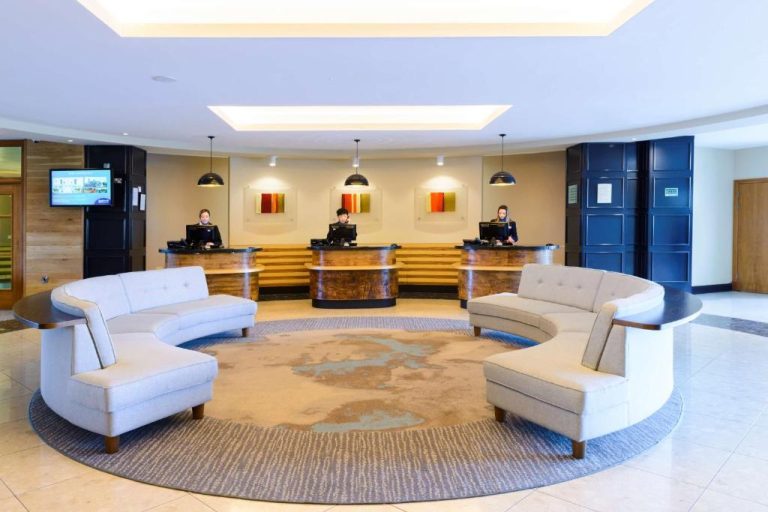 Recepción y lobby del Radisson Blu Hotel Athlone con sofás curvos y mostrador de check-in