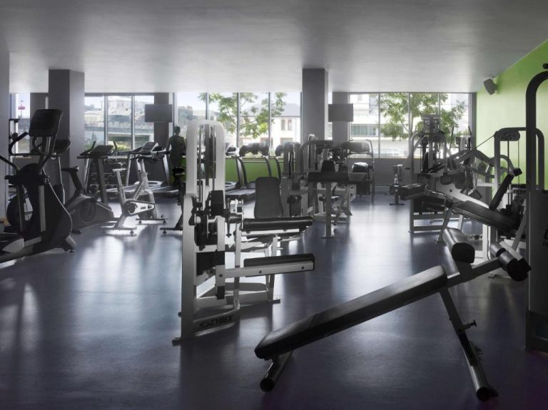 Gimnasio totalmente equipado con máquinas Cybex en el Radisson Blu Hotel de Athlone
