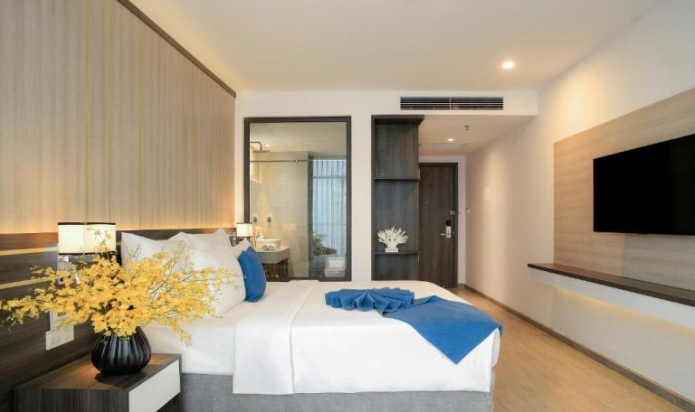 Habitación doble superior con cama king size y baño acristalado en Seana Hotel