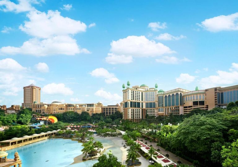 Vista panorámica del Sunway Resort Hotel con laguna artificial, parque acuático y jardines tropicales en Malasia