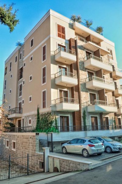 Fachada exterior del Hotel Villa Gracia con balcones y aparcamiento privado en primer plano