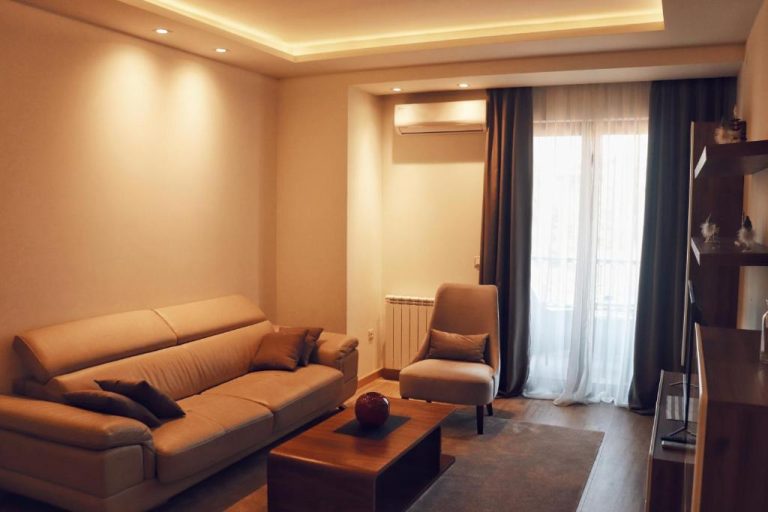 Salón moderno con sofá de cuero y zona de estar luminosa en el Hotel Villa Gracia
